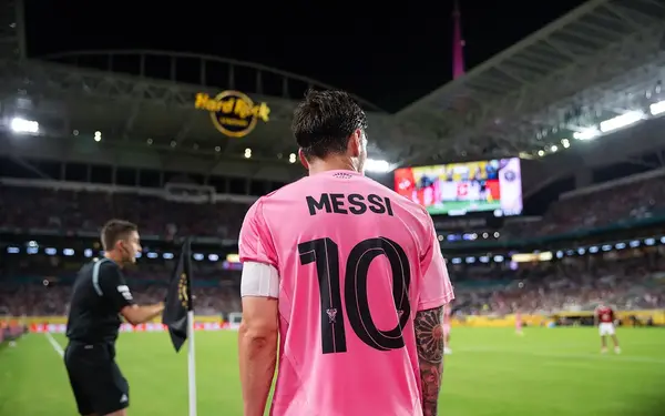Messi turned around